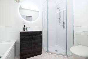 Koupelna v ubytování The Haven Newmarket Suites + 24 fotografií