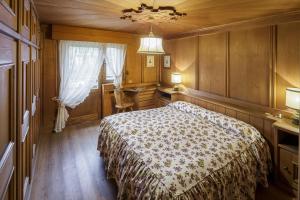 A bed or beds in a room at Villa Riadezeto - Stayincortina