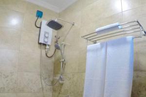 e bagno con doccia. di Palm Gate Maldives a Thulusdhoo