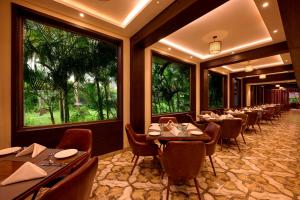Restaurace v ubytování Sea Breeze Sarovar Portico Varca Goa