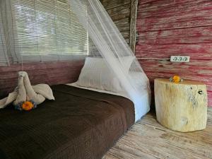 ein Schlafzimmer mit einem Bett mit Moskitonetz in der Unterkunft Funky Place in Lovina