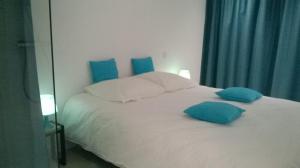 Katil atau katil-katil dalam bilik di Domaine de Massoulac