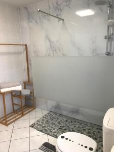 Et badeværelse på Ferienwohnung Am Goldenen Löwen