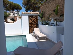 patio con sedia e piscina di Nueva Casa Alhamar a Punta Umbría