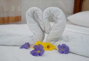 Un pat sau paturi într-o cameră la Little Villa Tourist Inn