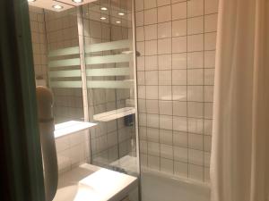 Koupelna v ubytování Brit Hotel Florimont + 37 fotografií