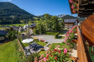 balkon z widokiem na dziedziniec z kwiatami w obiekcie Haus Farmer w mieście Sankt Martin am Tennengebirge