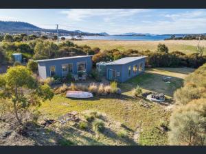 DunalleyFlotsam Seaside Studio Dunalley的海滩上房屋的空中景致