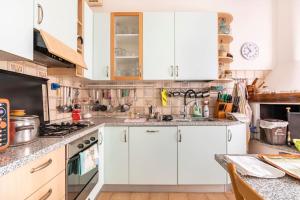 Kuchyň nebo kuchyňský kout v ubytování Casa delle orchidee