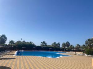 Bazén v ubytování Apartamento Urbanización Los Albatros Isla Canela nebo v jeho okolí