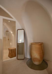Baðherbergi á Utopia Suites Santorini