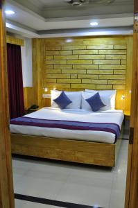 Postel nebo postele na pokoji v ubytování Hotel Sky Palace Kannur