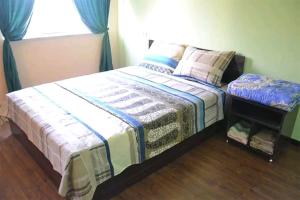 una camera da letto con un grande letto con tende blu di Sevan Backstage Garden a Sevan
