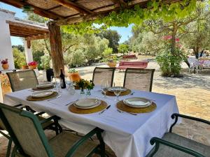 Ogród w obiekcie La Mejorana Refugio andaluz con piscina entre olivos