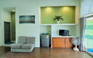 TV a/nebo společenská místnost v ubytování บ้านพิม
