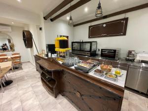 Kuchyň nebo kuchyňský kout v ubytování Samel Hotel