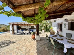 Patio lub wspólna przestrzeń na świeżym powietrzu w obiekcie La Mejorana Refugio andaluz con piscina entre olivos