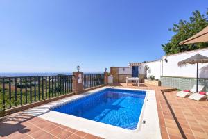 フリヒリアナにあるVilla Suspiroの海を背景にしたバルコニーにスイミングプールがあります。