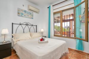 フリヒリアナにあるVilla Suspiroのベッドルーム1室(白いベッドカバー、窓付) +28枚の写真