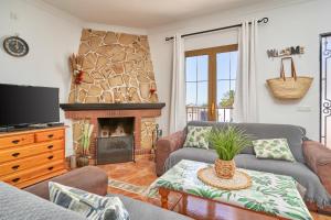 フリヒリアナにあるVilla Suspiroのソファと暖炉のあるリビングルーム