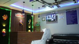 TV a/nebo společenská místnost v ubytování Diya Lodge !! Near TOY TRAIN PARK !! New Digha !! Couple Friendly !!