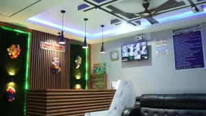 TV a/nebo společenská místnost v ubytování Diya Lodge !! Near TOY TRAIN PARK !! New Digha !! Couple Friendly !!