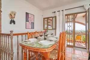 フリヒリアナにあるVilla Suspiroのダイニングルーム(テーブル、皿、ワイングラス付)