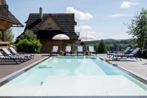 Bazén v ubytovaní Domki w Białce WOODHOUSE- basen, sauna, jacuzzi alebo v jeho blízkosti
