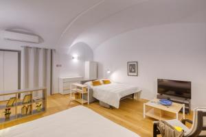 Ένα ή περισσότερα κρεβάτια σε δωμάτιο στο Alfieri Apartments 3