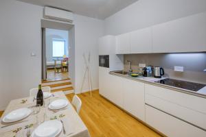 Η κουζίνα ή μικρή κουζίνα στο Alfieri Apartments 3