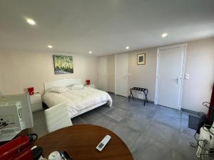 Postel nebo postele na pokoji v ubytování Chambre d'hôtes A l'ancre marine de la Villa Rose