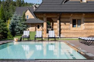 Bazén v ubytování Domki w Białce WOODHOUSE- basen, sauna, jacuzzi nebo v jeho okolí