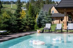 Bazén v ubytovaní Domki w Białce WOODHOUSE- basen, sauna, jacuzzi alebo v jeho blízkosti