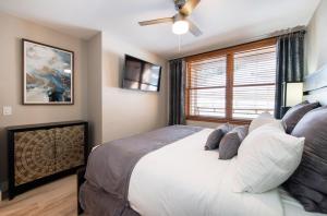 een slaapkamer met een groot bed en een raam bij Premium Unit 1307 - 1 Bedroom - Zephyr Mountain condo in Winter Park