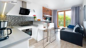 Kuchyňa alebo kuchynka v ubytovaní Wonder Home - Apartamenty z balkonami, blisko centrum Karpacza, stoku i aquaparku