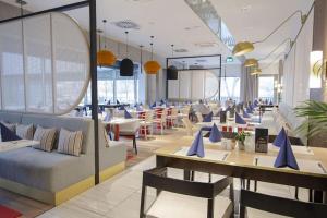 Reštaurácia alebo iné gastronomické zariadenie v ubytovaní VacationClub Royal Tulip Sand Apartament 309
