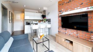 Kuchyňa alebo kuchynka v ubytovaní Wonder Home - Apartamenty z balkonami, blisko centrum Karpacza, stoku i aquaparku