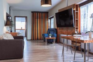 Televízia a/alebo spoločenská miestnosť v ubytovaní VacationClub Royal Tulip Sand Apartament 309