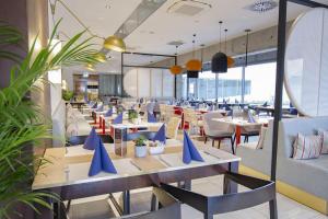 Reštaurácia alebo iné gastronomické zariadenie v ubytovaní VacationClub Royal Tulip Sand Apartament 309