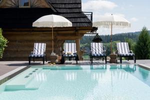 Bazén v ubytovaní Domki w Białce WOODHOUSE- basen, sauna, jacuzzi alebo v jeho blízkosti