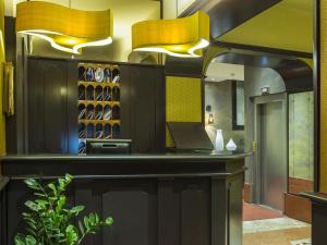 a bar in a restaurant with yellow lights at Hotel Campiello in Venice