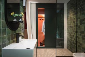 A bathroom at DuoMo Hotel
