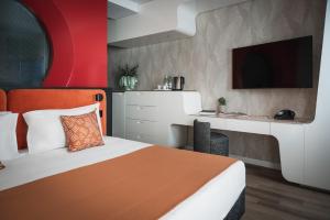 A bed or beds in a room at DuoMo Hotel