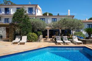 Bazén v ubytovaní Hotel Blaumar Cadaqués by Fimedhotels alebo v jeho blízkosti