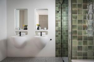 A bathroom at DuoMo Hotel