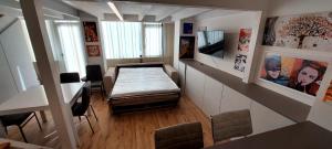 une chambre avec un lit au milieu d'une pièce dans l'établissement ARThome Holiday Apartment, à Pescara