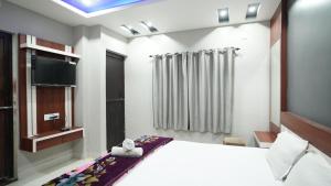 Postel nebo postele na pokoji v ubytování Diya Lodge !! Near TOY TRAIN PARK !! New Digha !! Couple Friendly !!