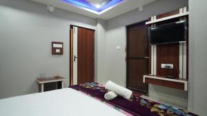 Postel nebo postele na pokoji v ubytování Diya Lodge !! Near TOY TRAIN PARK !! New Digha !! Couple Friendly !!