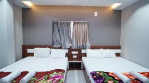 Postel nebo postele na pokoji v ubytování Diya Lodge !! Near TOY TRAIN PARK !! New Digha !! Couple Friendly !!
