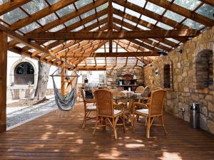 a patio with a table and chairs under a wooden ceiling at Dwór Sędzisław in Sędzisław